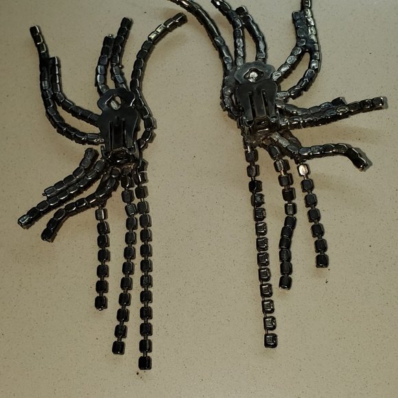 PAIR OF VINTAGE DANGLE EARRINGS DONE IN CLEAR AND BLACK RHINESTONES - Picture 2 of 2